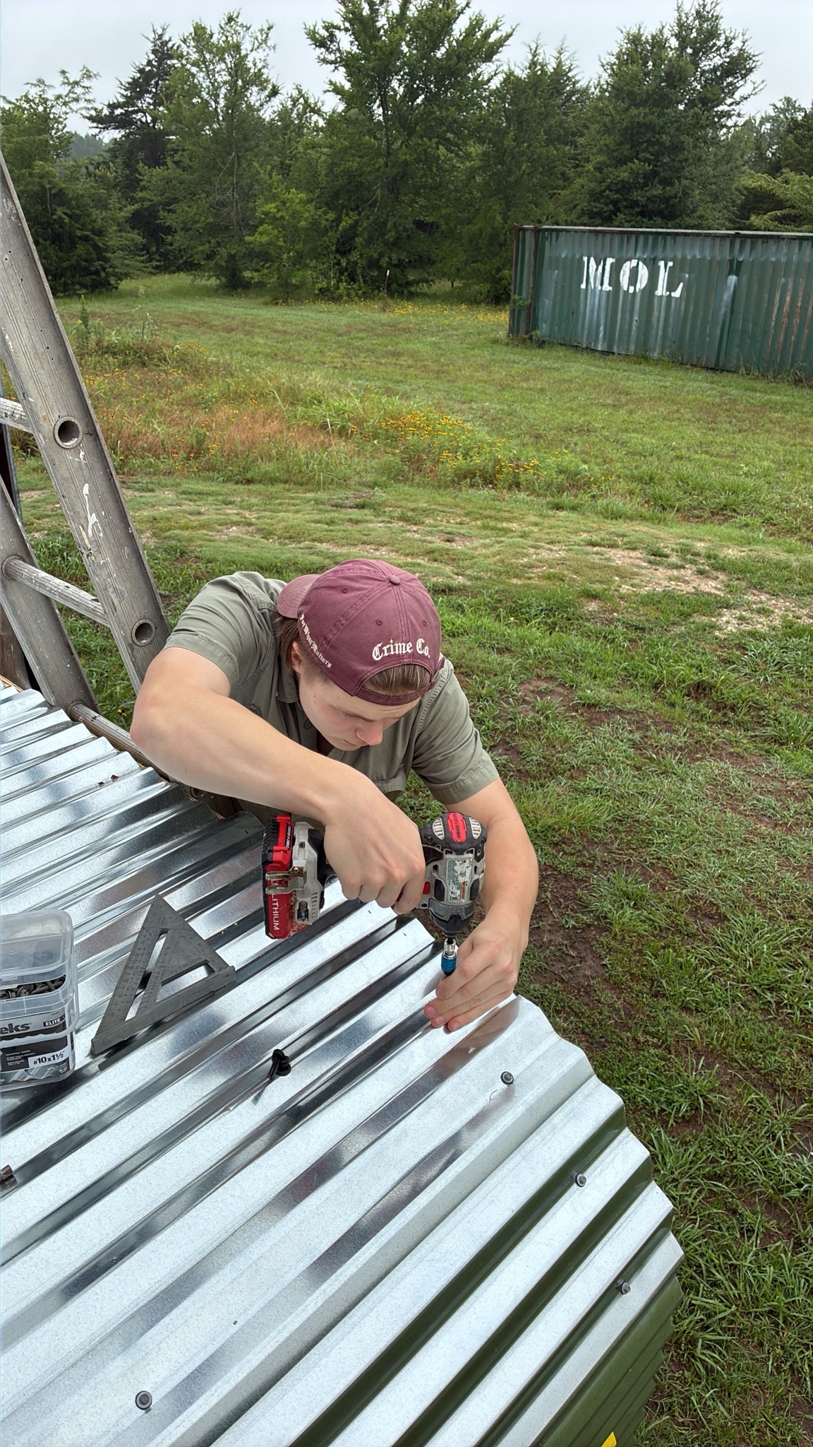Atro fastening corrugated steel on the first Sweatystoves trailer